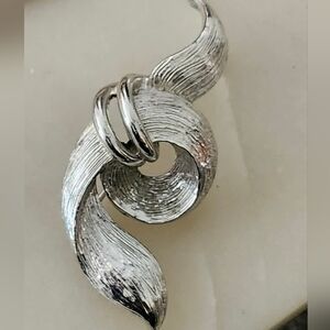 Lisner Vintage Silver Tone Swirl Brooch